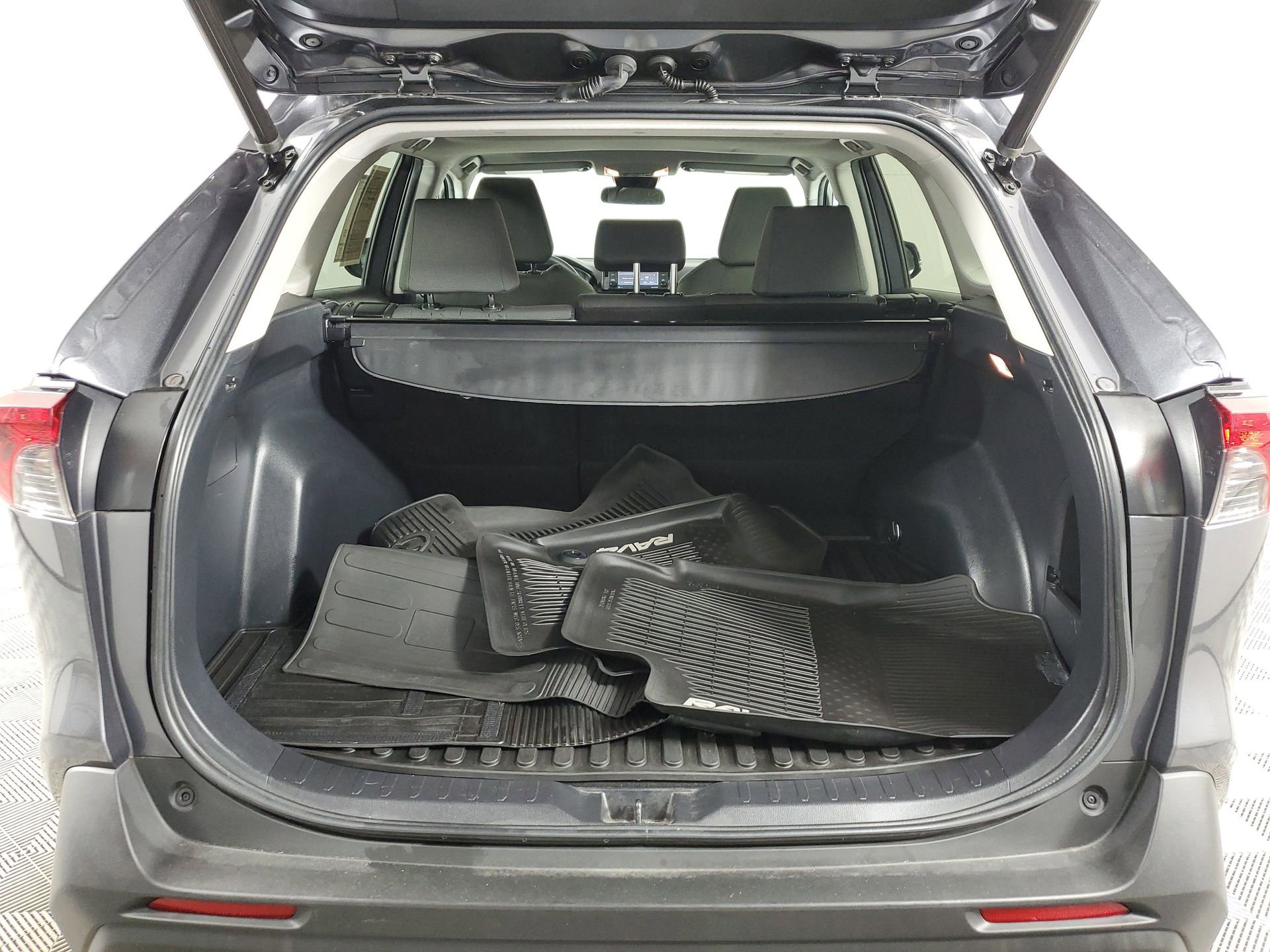 Used 2021 Toyota RAV4 XLE w/ Convenience Package image 21