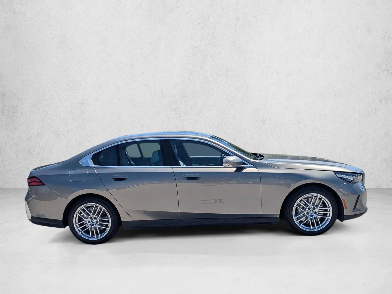 Certified 2024 BMW 530i xDrive w/ Premium Package AWD/4WD image 4