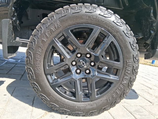 Used 2025 Chevrolet Silverado 1500 Custom Trail Boss w/ Dark Appearance Package AWD/4WD image 18
