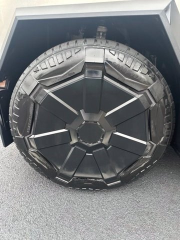 Used 2024 Tesla Cybertruck AWD Crew Cab image 8