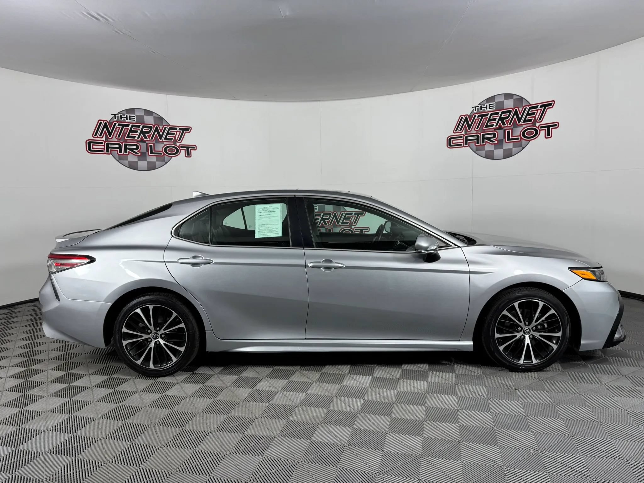 Used 2019 Toyota Camry SE w/ Convenience Package FWD image 8