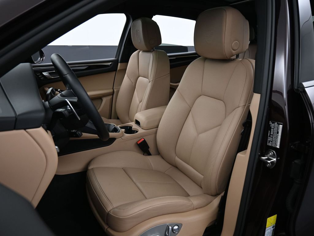 Certified 2025 Porsche Macan image 5