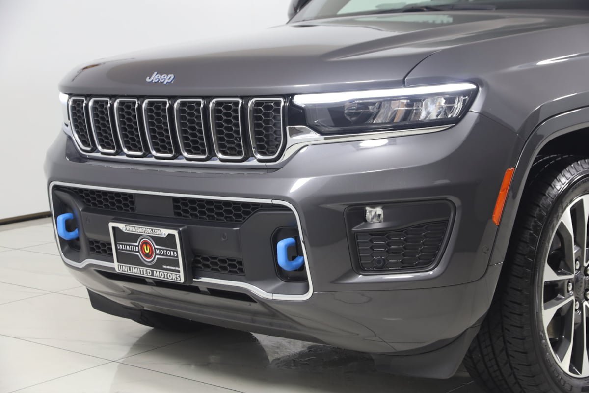 Used 2023 Jeep Grand Cherokee Overland w/ Luxury Tech Group IV AWD/4WD image 48