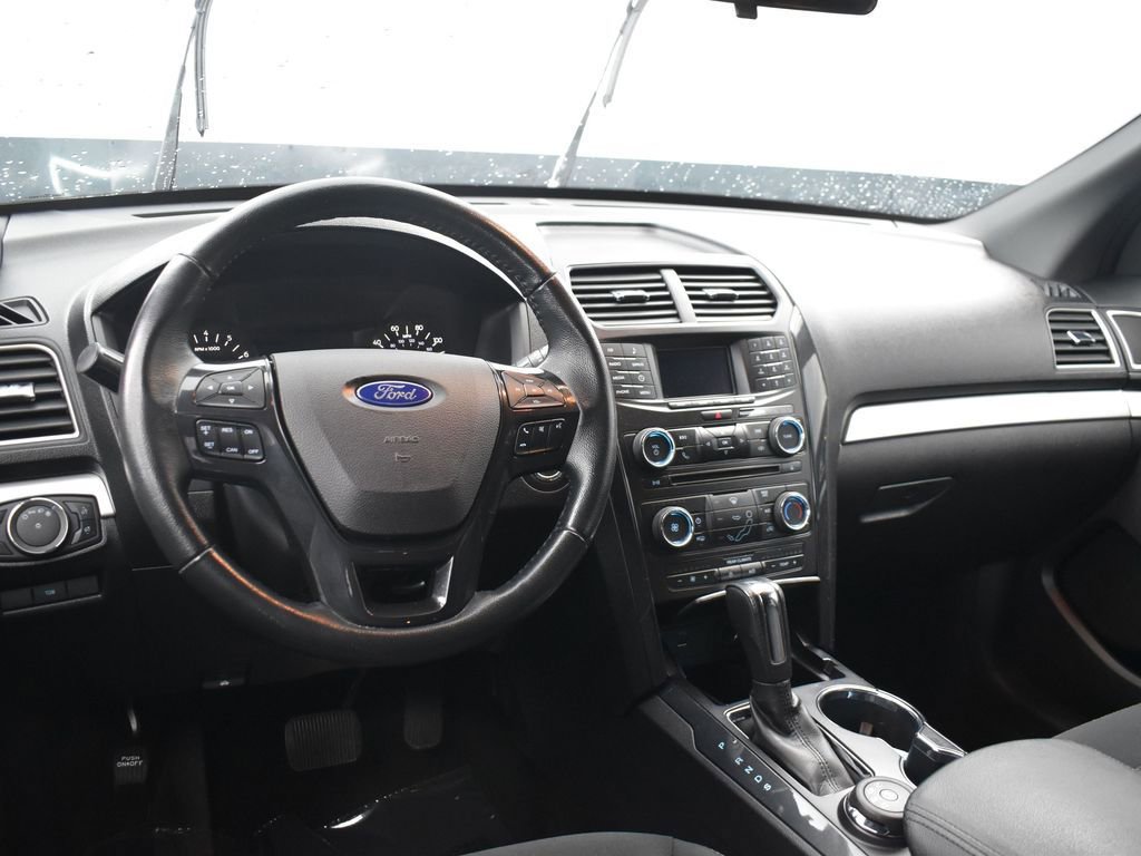 Used 2017 Ford Explorer XLT image 11