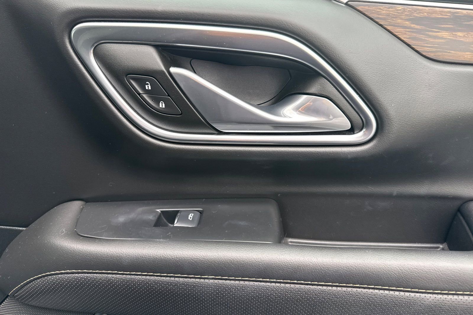 Used 2024 Chevrolet Suburban Premier image 21