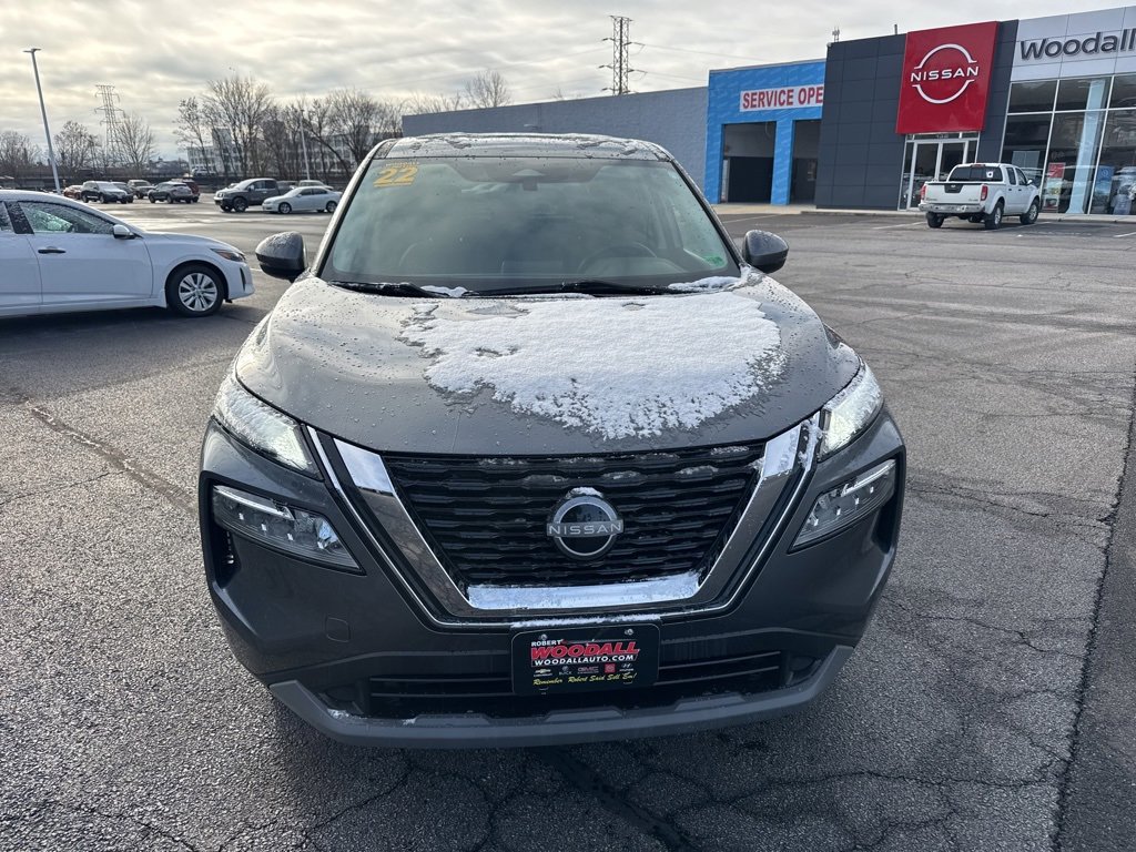 Used 2022 Nissan Rogue SV image 2