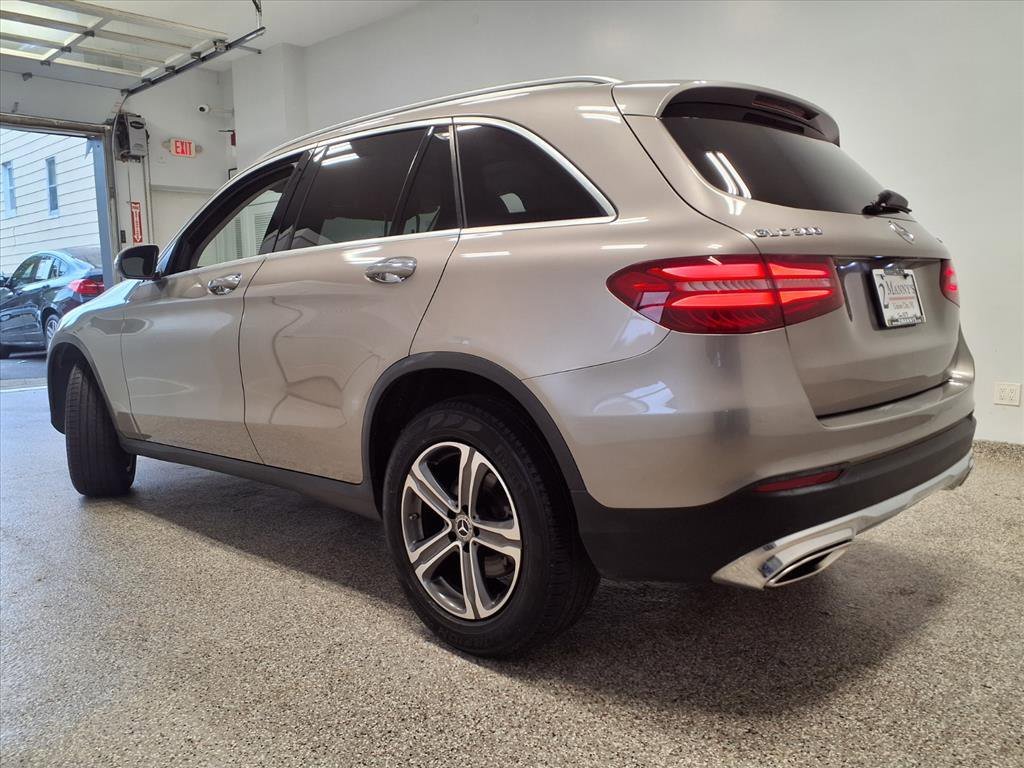 Used 2019 Mercedes-Benz GLC 300 4MATIC image 2