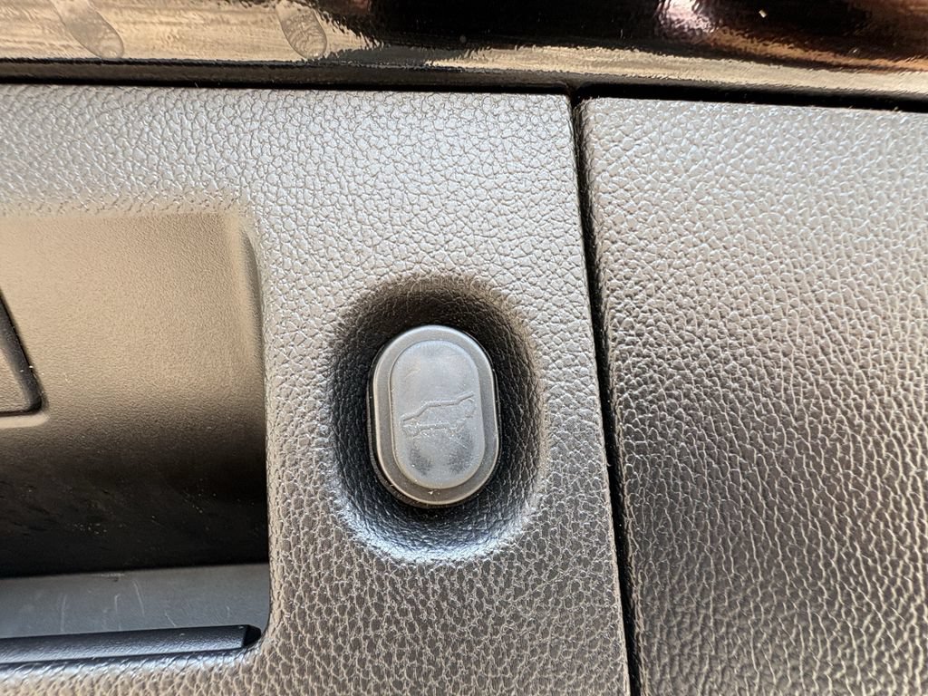 Used 2019 Cadillac Escalade Premium Luxury w/ LPO, Radiant Package RWD image 29
