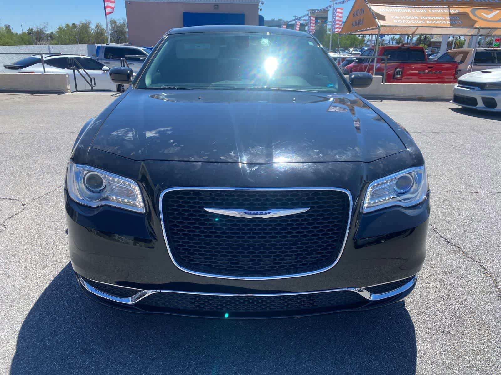 Used 2019 Chrysler 300 Touring RWD image 2