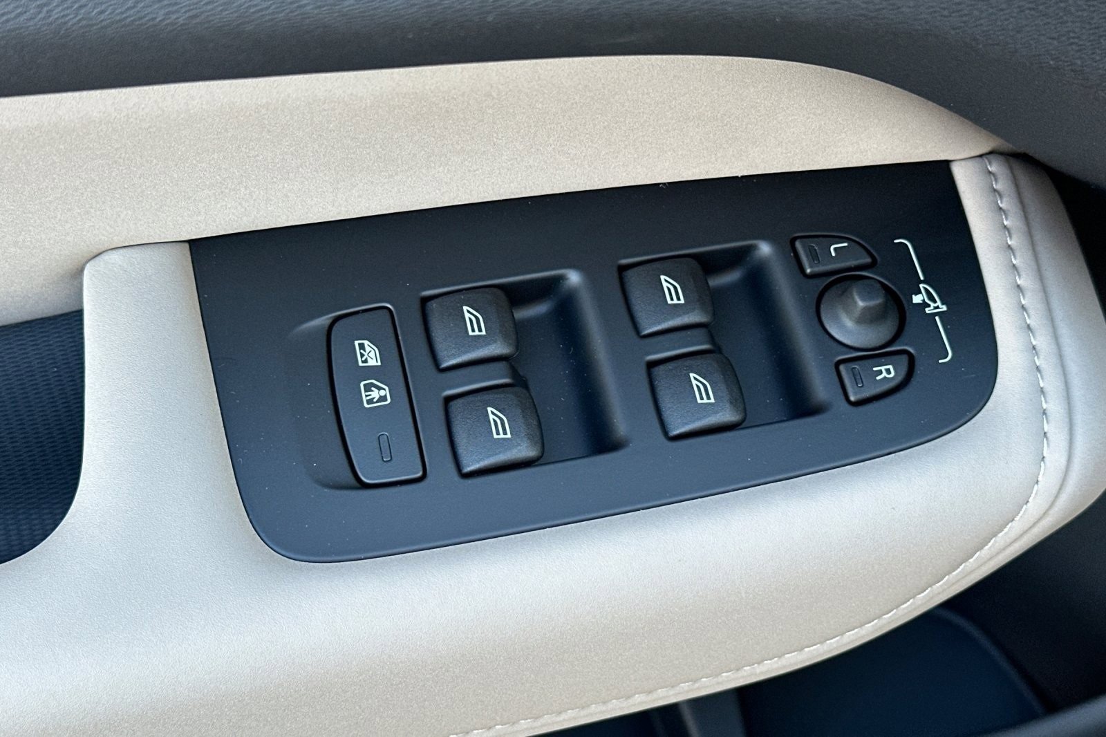 New 2026 Volvo XC60 B5 Plus w/ Protection Package image 15