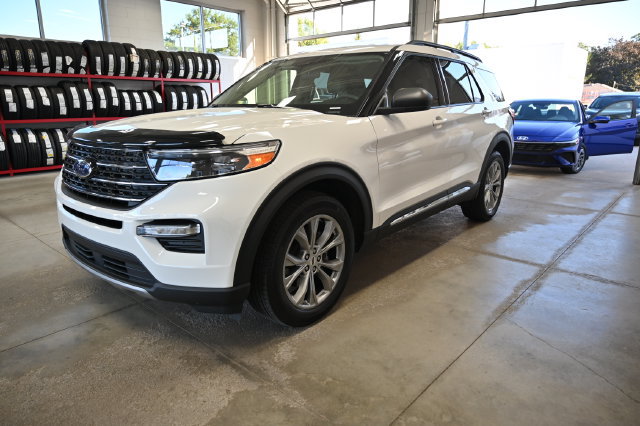 Used 2023 Ford Explorer XLT w/ Equipment Group 202A AWD/4WD image 8