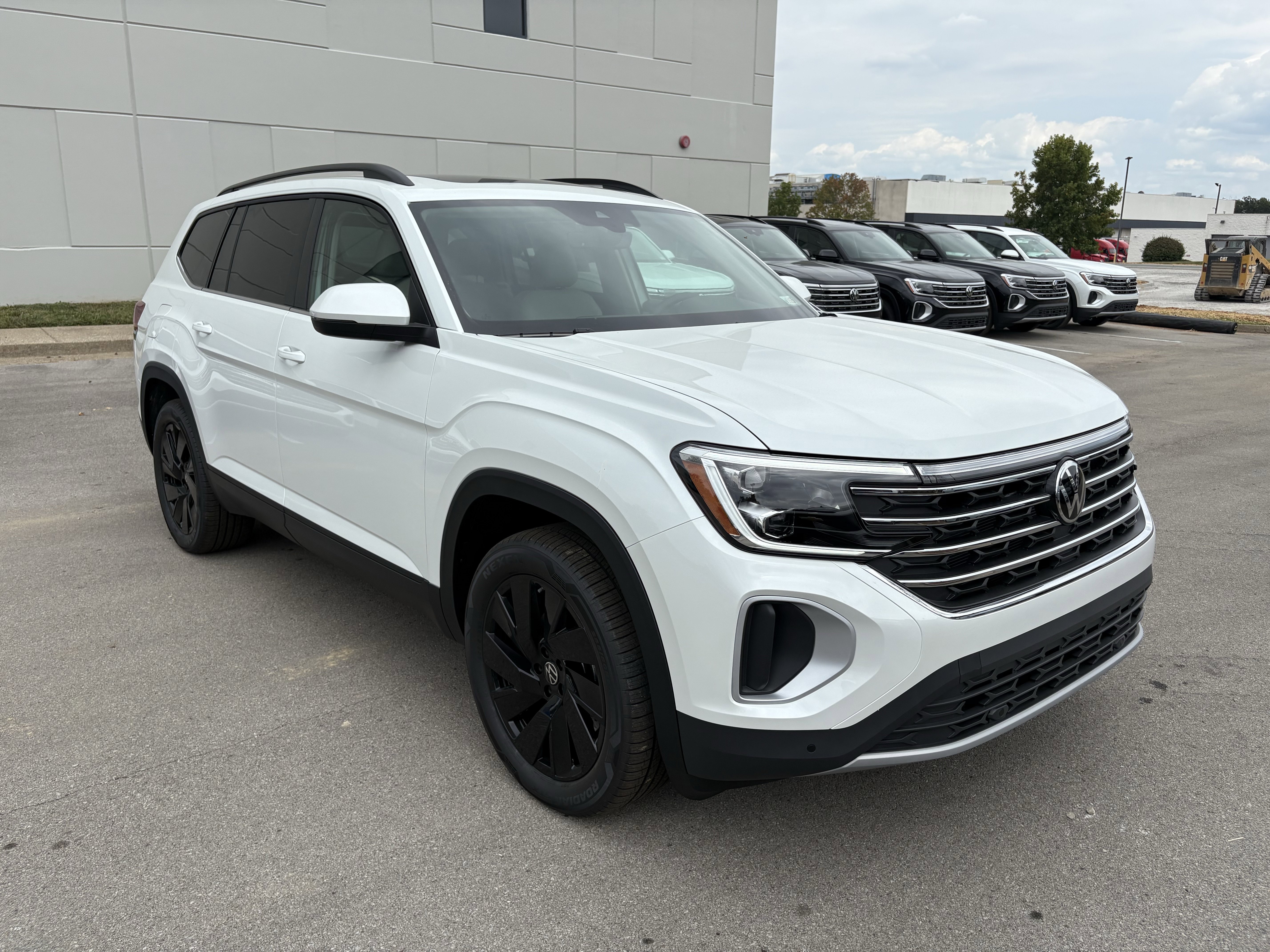 New 2026 Volkswagen Atlas SE image 2