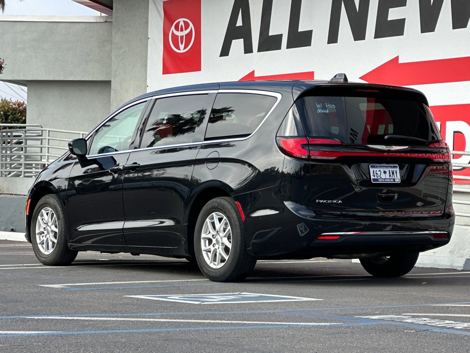 Used 2024 Chrysler Pacifica Touring-L image 3