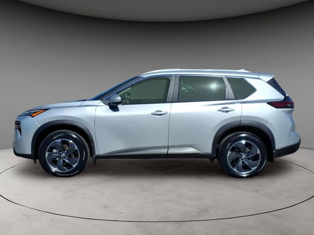 Used 2024 Nissan Rogue SV w/ SV Premium Package image 2