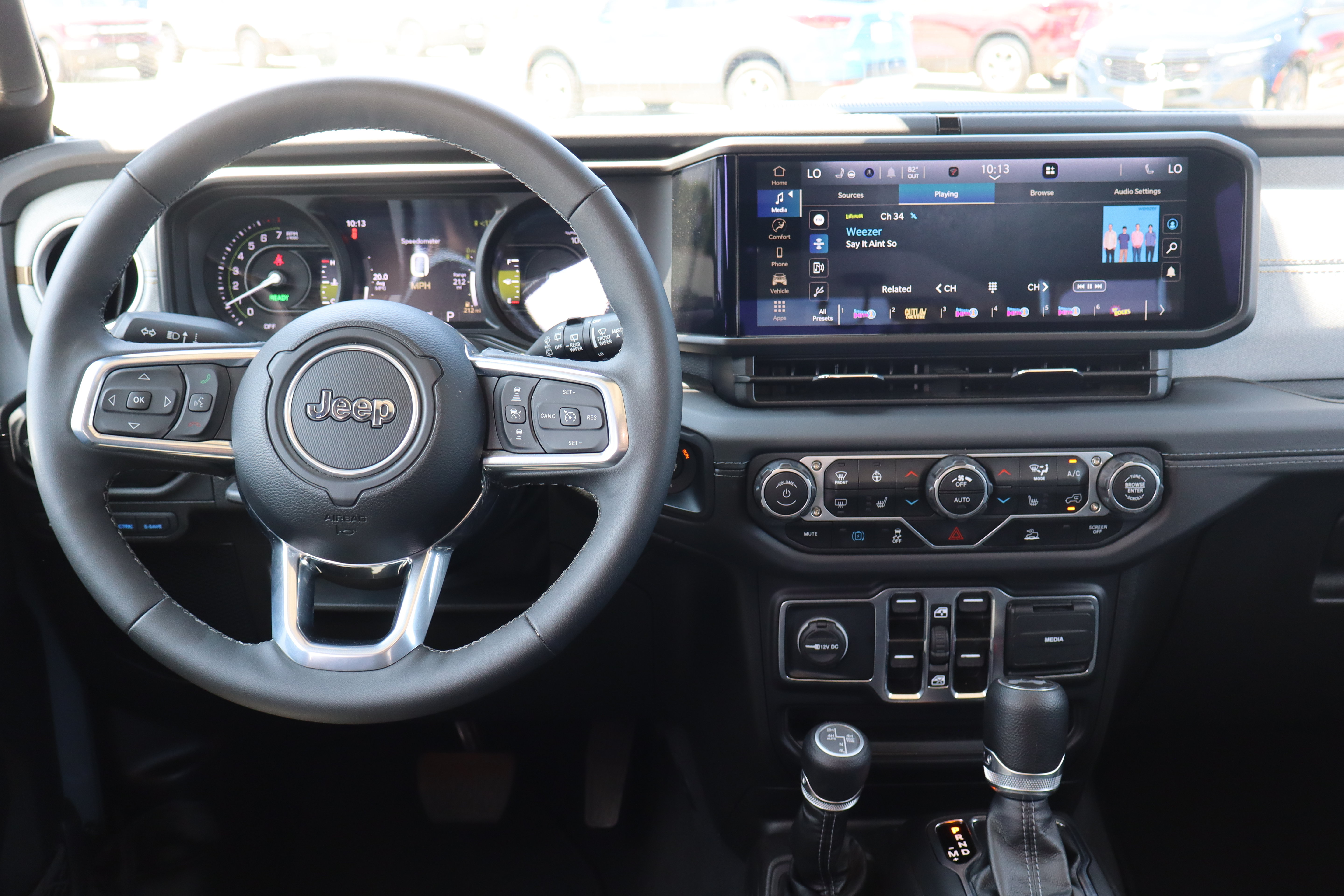 Used 2025 Jeep Wrangler Unlimited Sahara AWD/4WD image 13