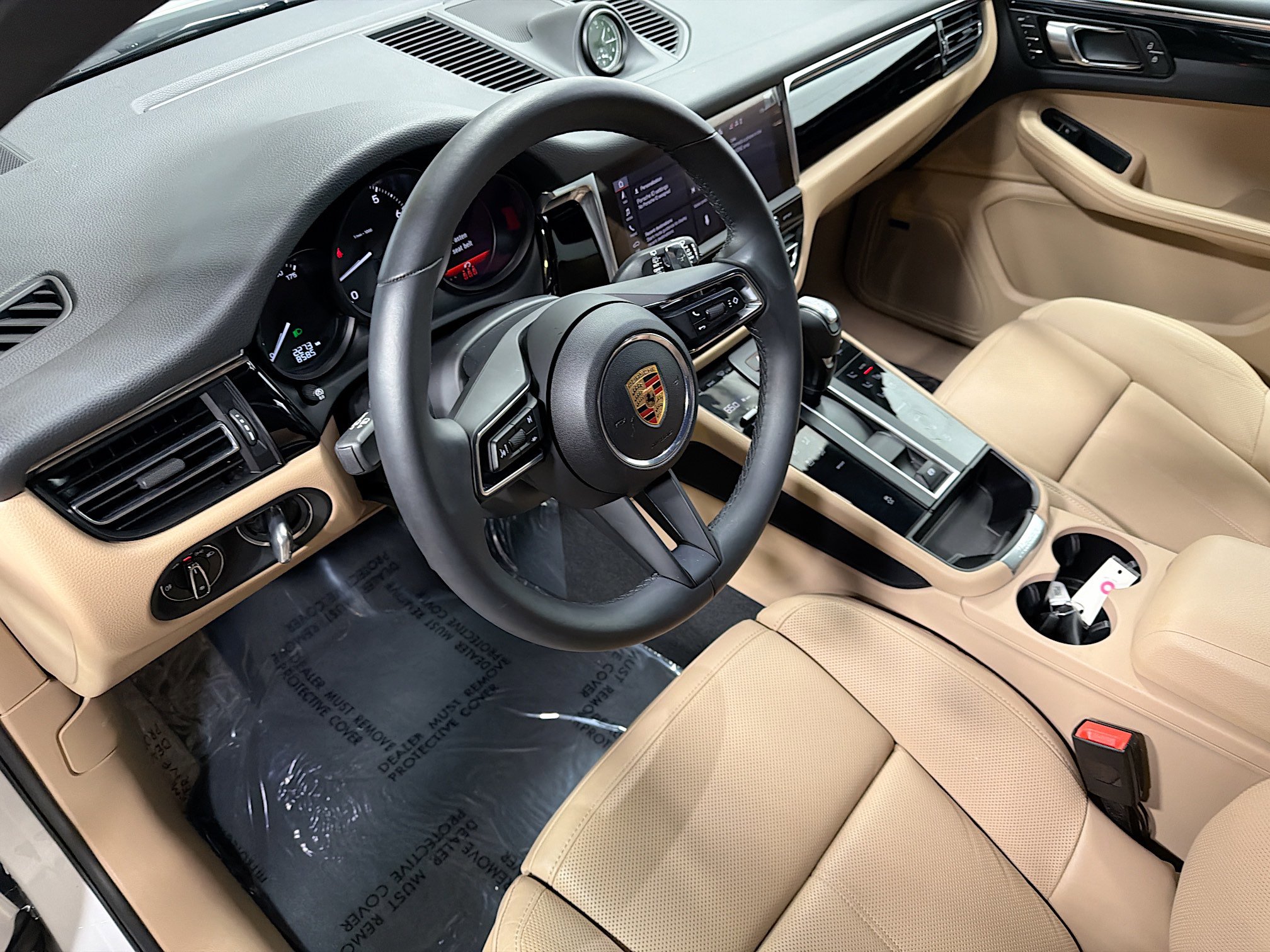 Certified 2025 Porsche Macan image 4