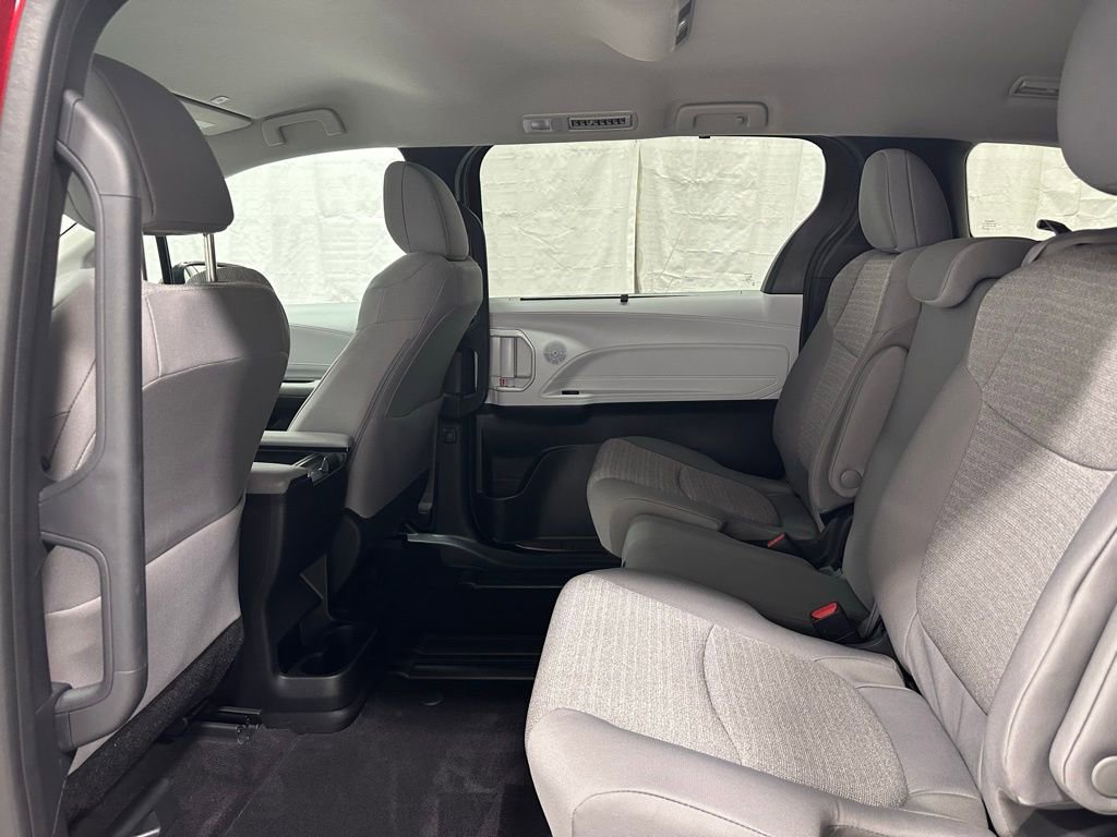 Used 2025 Toyota Sienna LE image 46