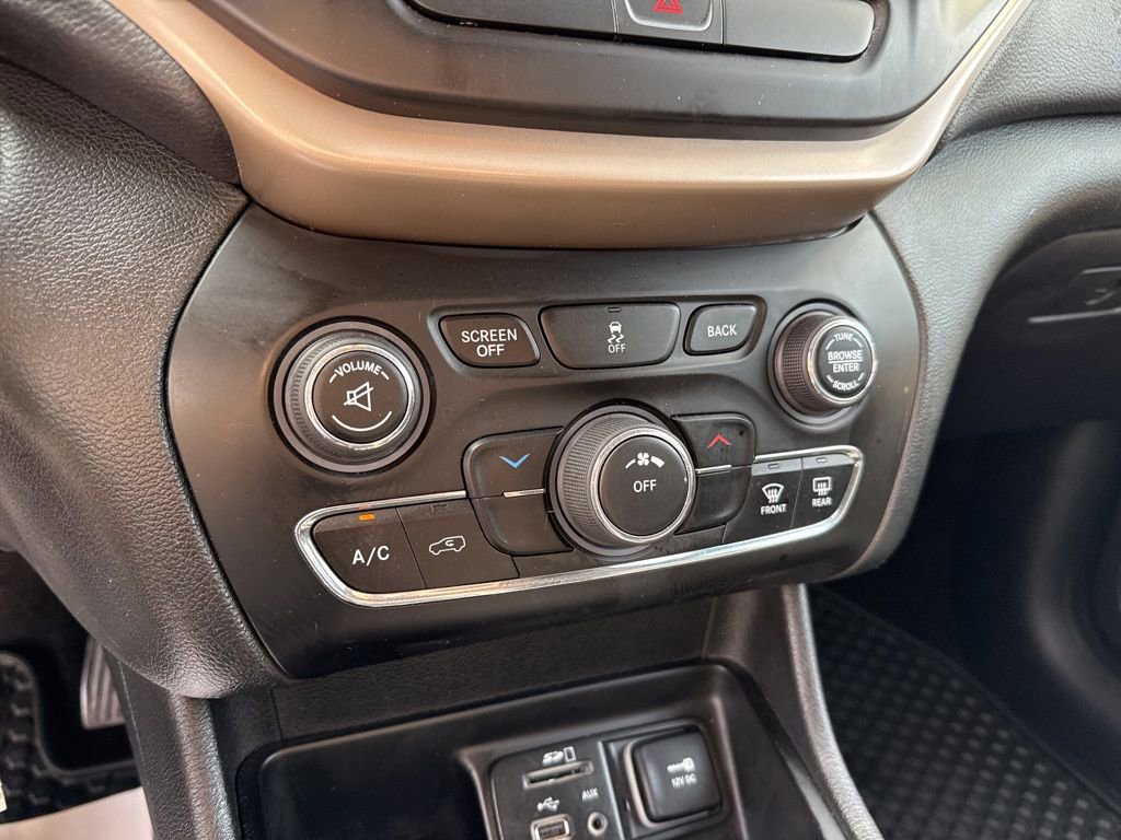 Used 2017 Jeep Cherokee Latitude w/ Cold Weather Group FWD image 23