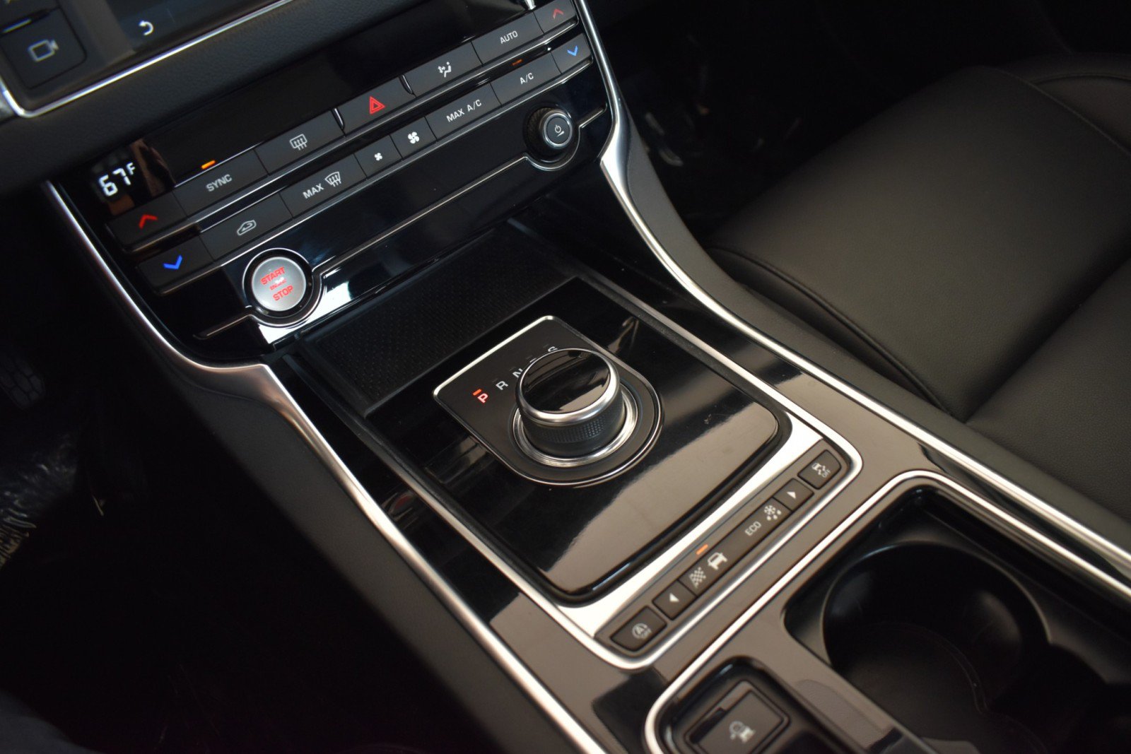 Used 2018 Jaguar XF AWD image 21