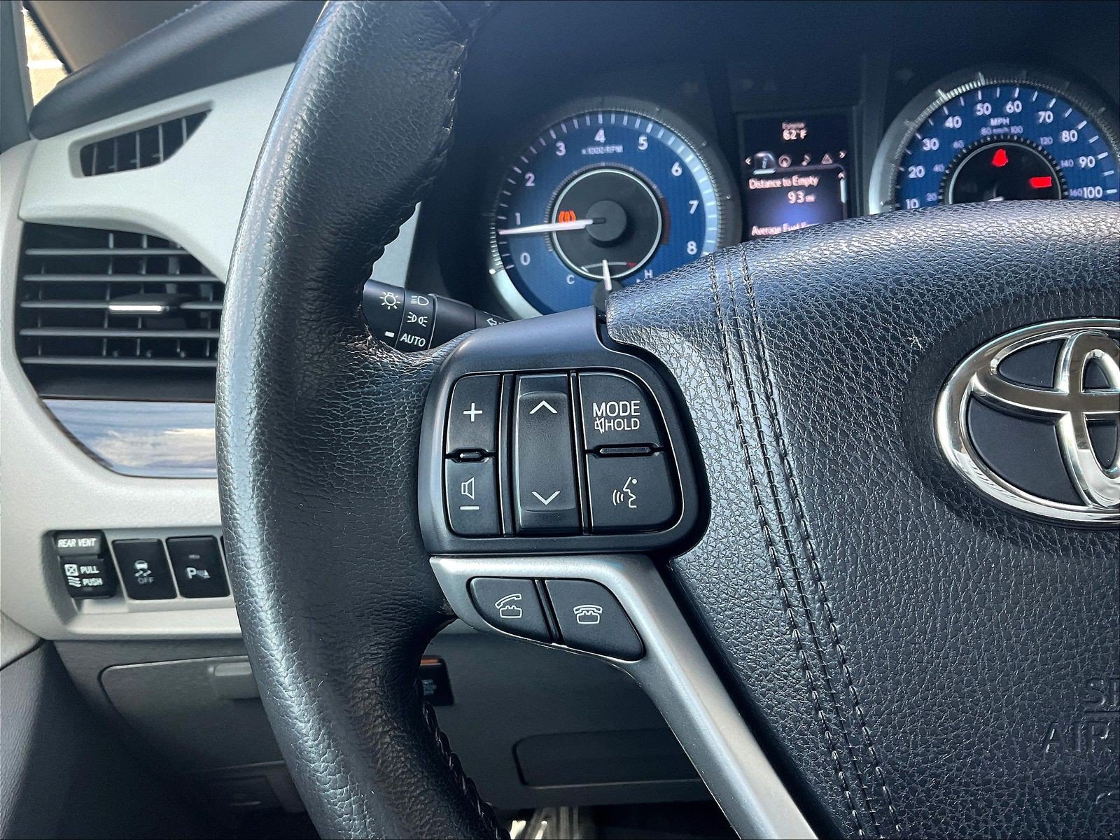 Used 2015 Toyota Sienna XLE Premium FWD image 11
