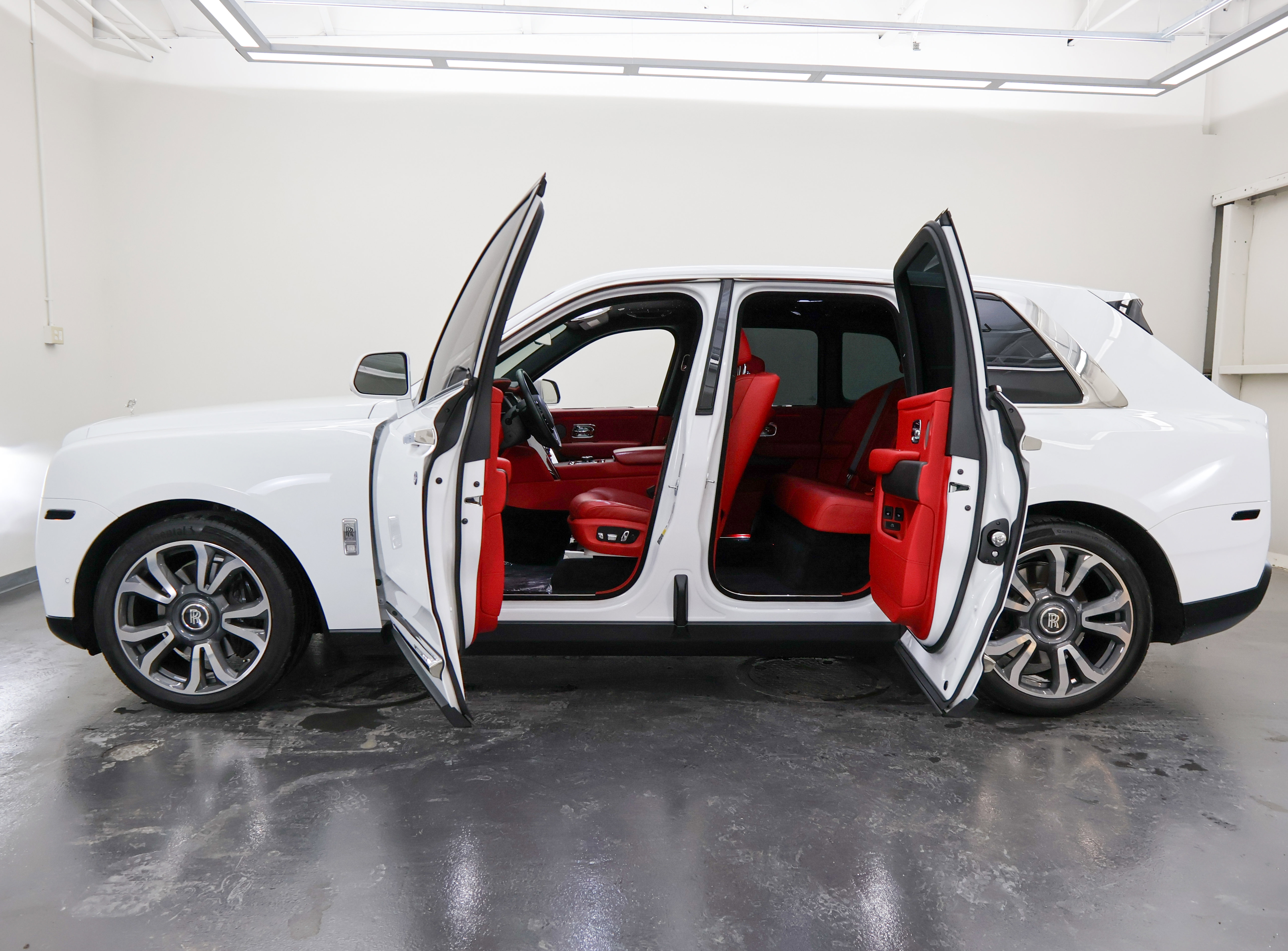 Used 2023 Rolls-Royce Cullinan image 3