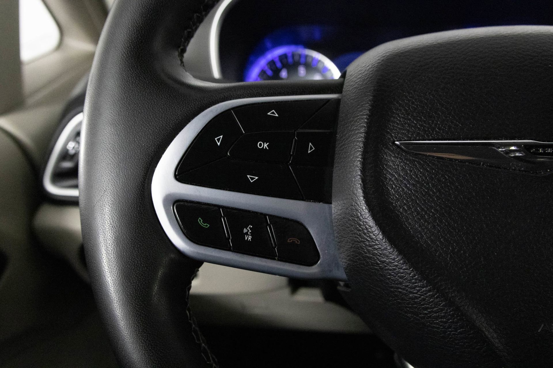 Used 2023 Chrysler Pacifica Touring-L image 28