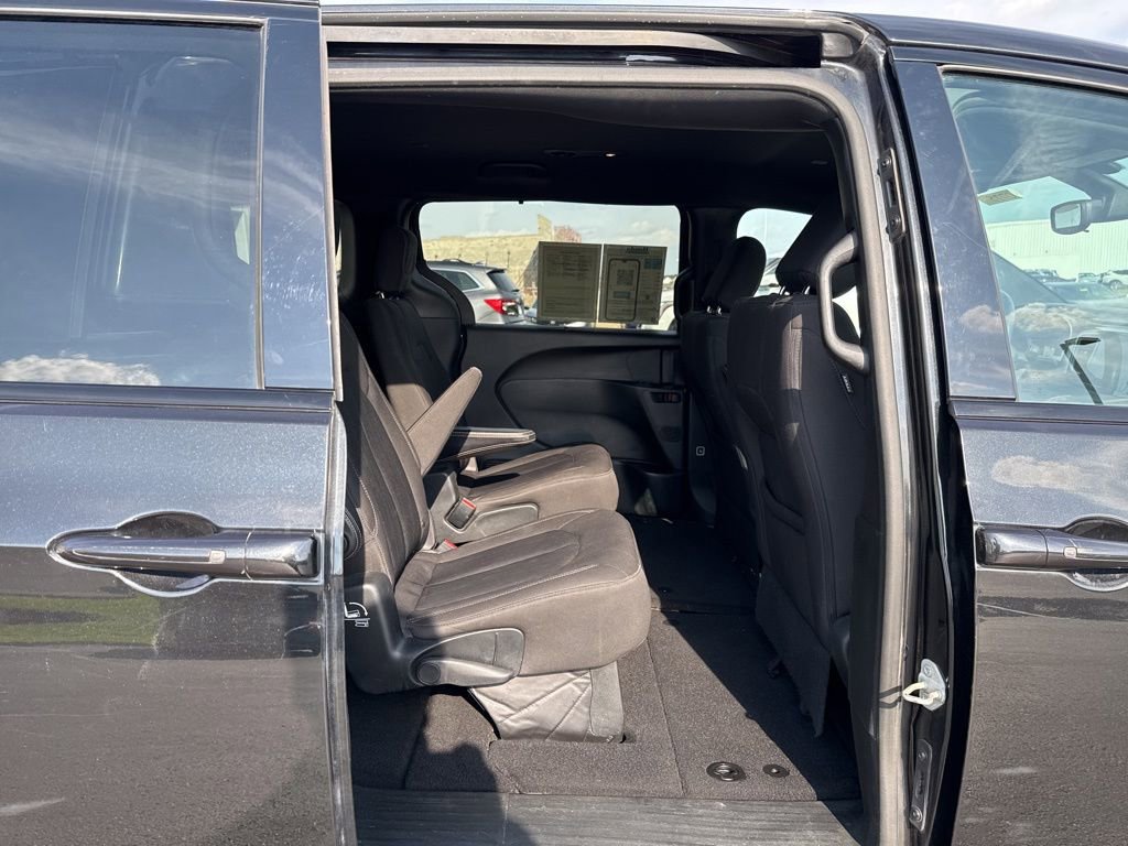 Used 2018 Chrysler Pacifica Touring Plus w/ S Appearance Package FWD image 31