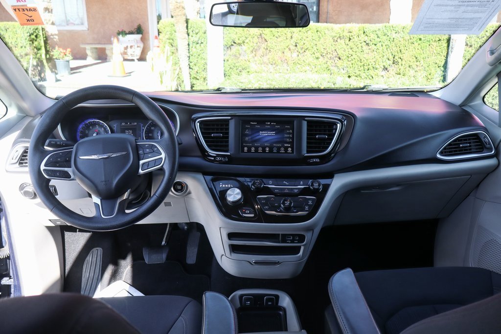 Used 2019 Chrysler Pacifica Touring image 23
