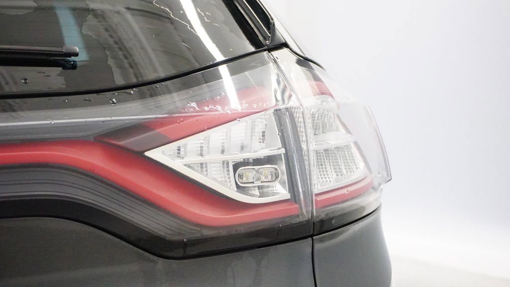 Used 2018 Ford Edge SE image 14