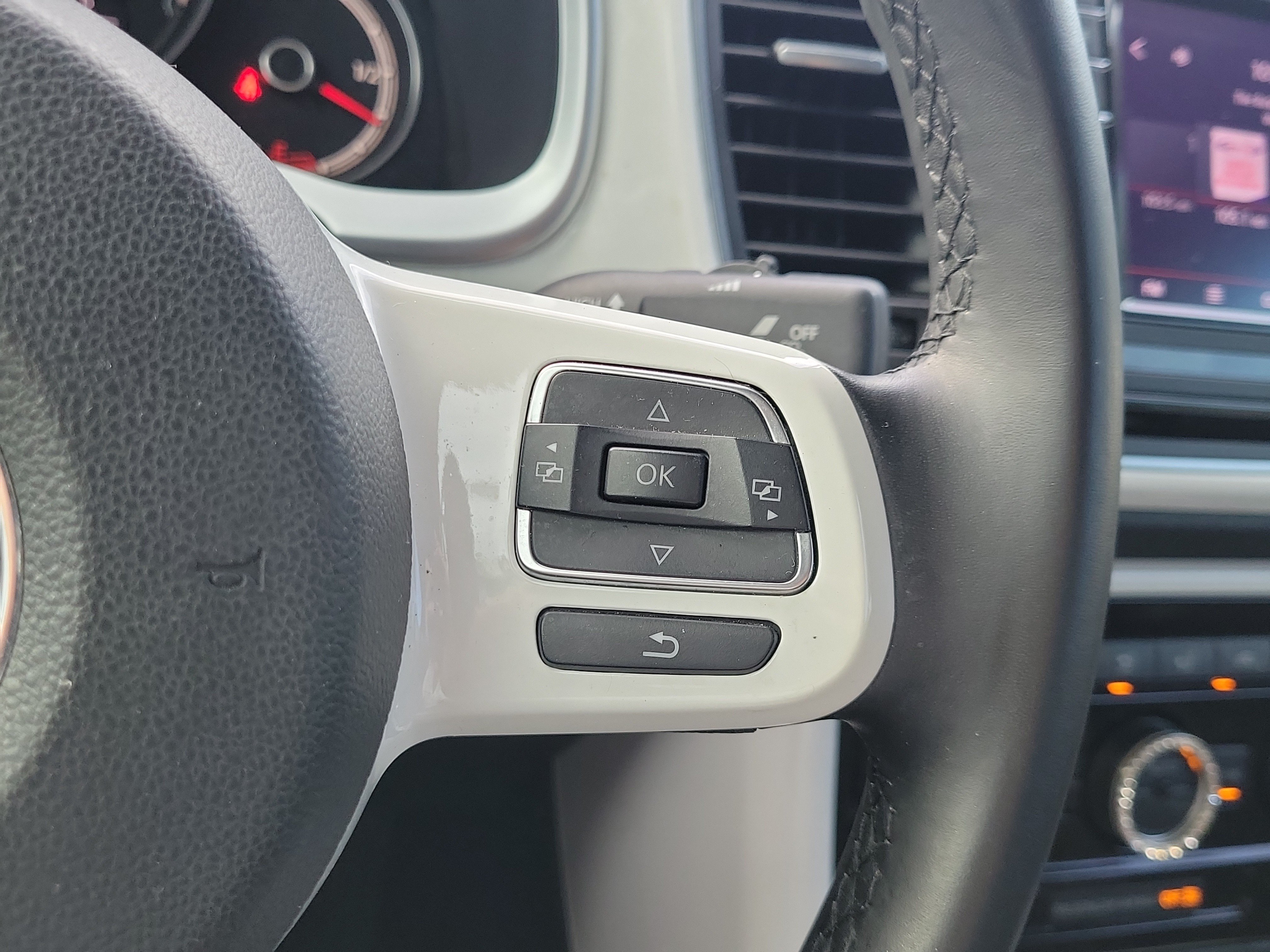Used 2019 Volkswagen Beetle 2.0T SE FWD image 18