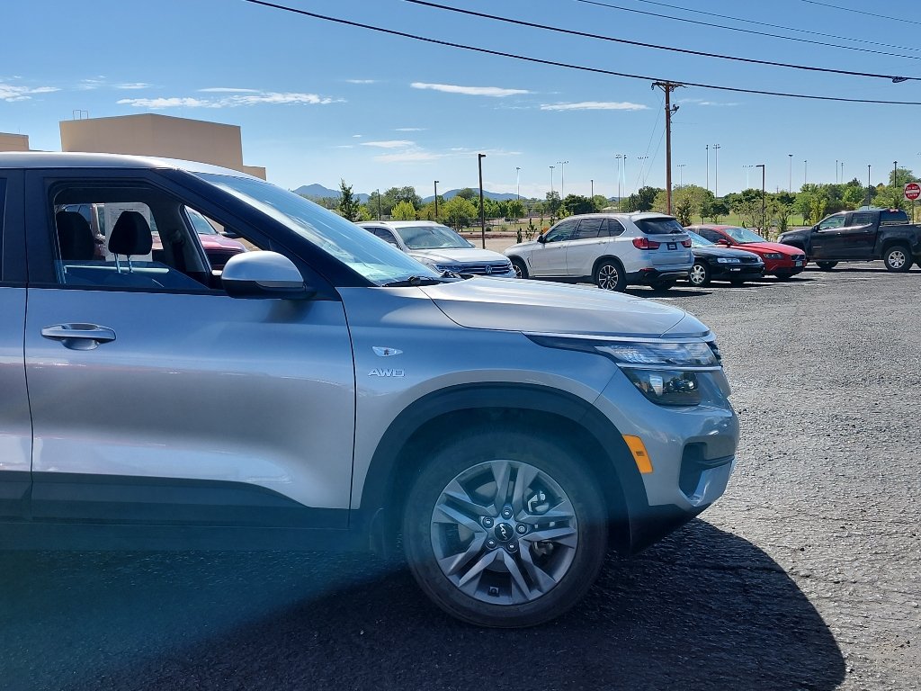 Used 2023 Kia Seltos LX AWD/4WD image 4