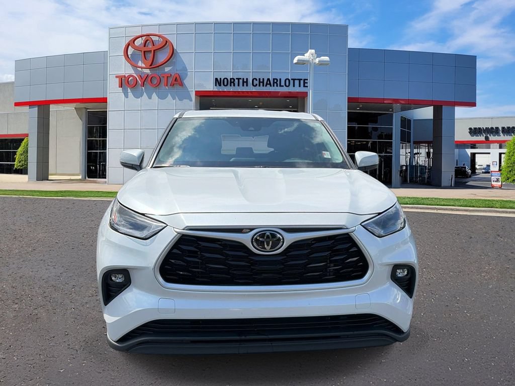 Used 2023 Toyota Highlander LE FWD image 3