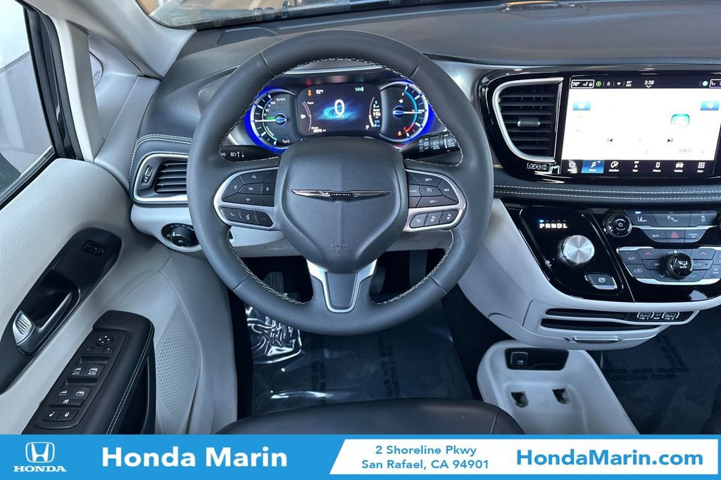 Used 2024 Chrysler Pacifica Select image 18