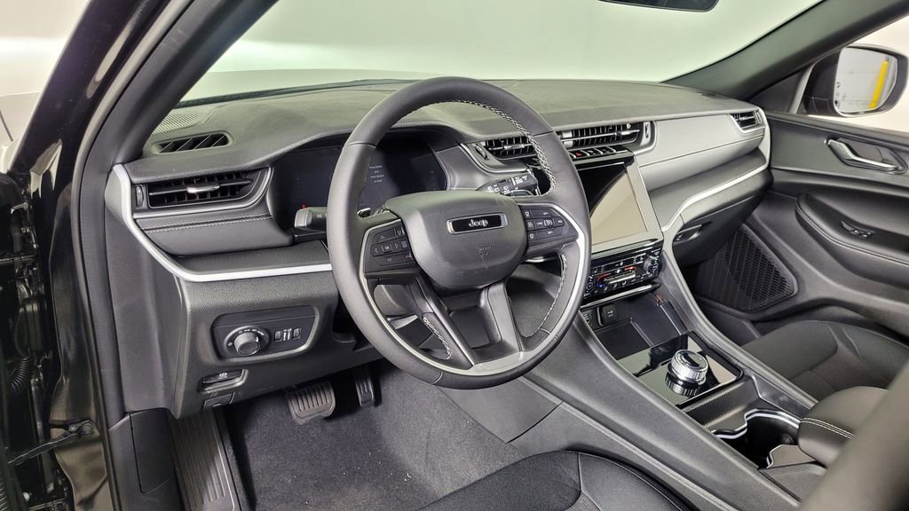 New 2025 Jeep Grand Cherokee Laredo w/ Luxury Tech Group I image 14