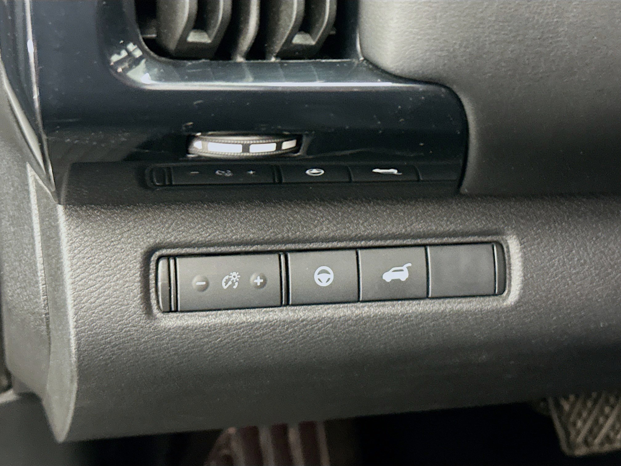 Used 2025 Nissan Pathfinder SV image 17