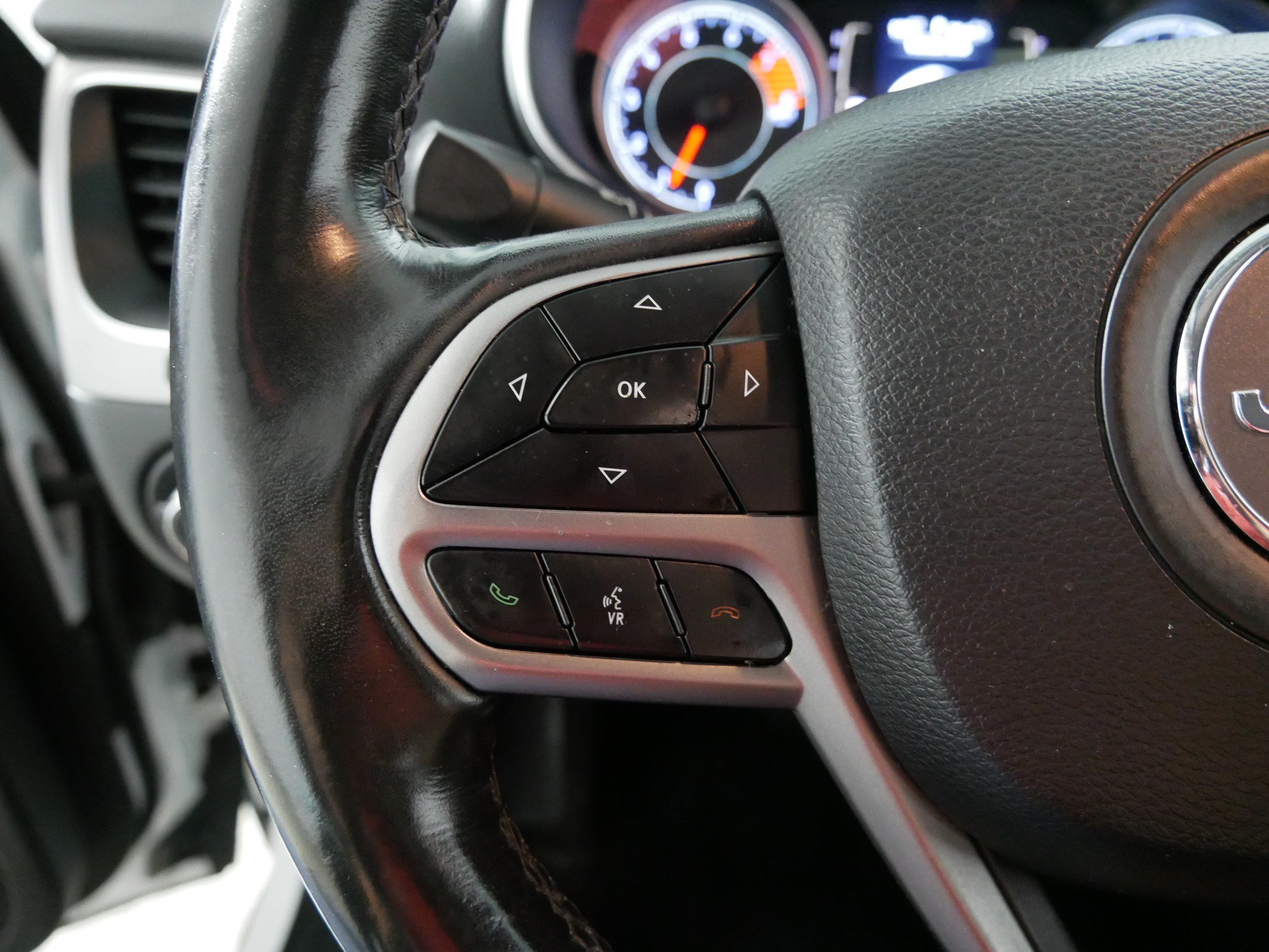 Used 2019 Jeep Cherokee Latitude w/ Cold Weather Group AWD/4WD image 27