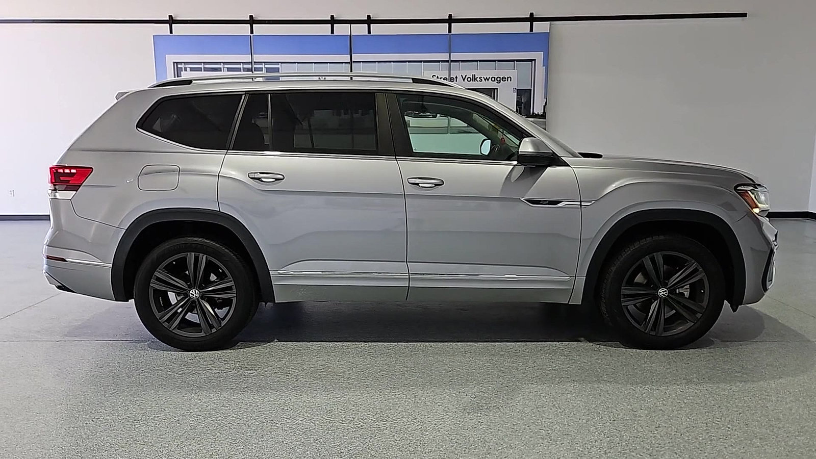 Certified 2022 Volkswagen Atlas SEL R-Line AWD/4WD image 9