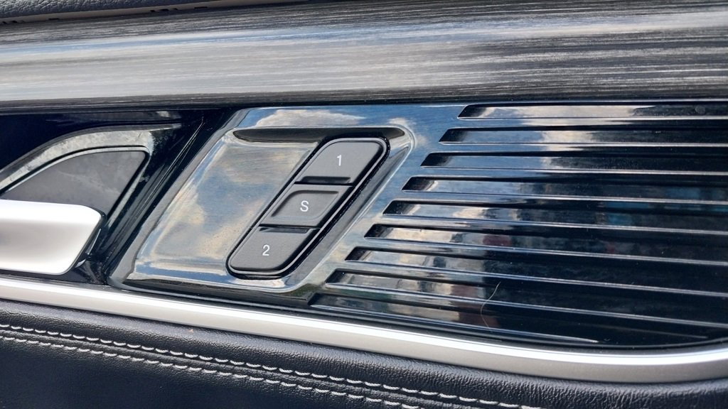 Used 2023 Jeep Wagoneer L Series II image 35