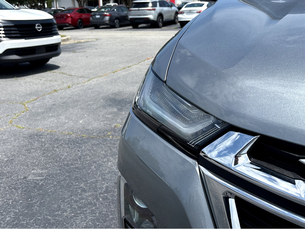Used 2023 Chevrolet Traverse LT w/ LT Premium Package FWD image 4