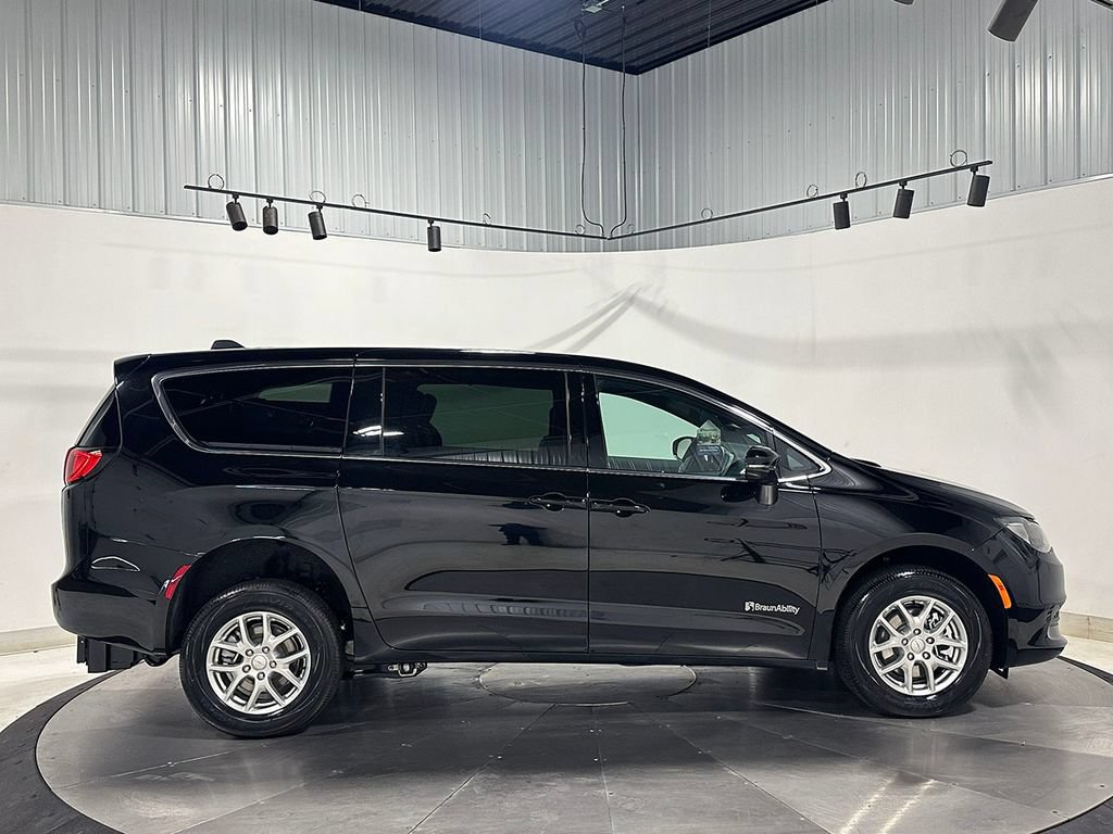Used 2027 Chrysler Pacifica LX FWD image 5