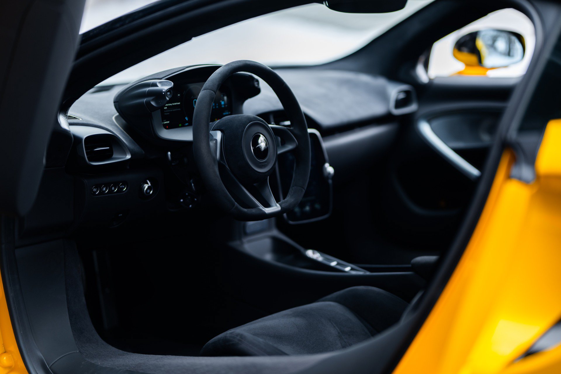 Used 2024 McLaren Artura RWD image 42
