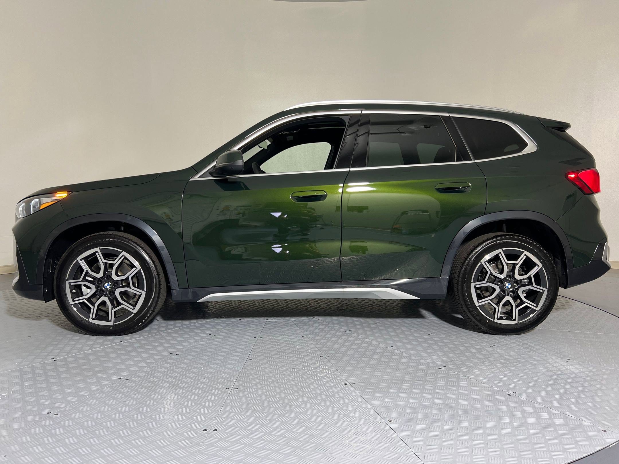 Used 2025 BMW X1 xDrive28i w/ Premium Package AWD/4WD image 2