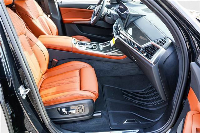 Used 2025 BMW X7 M60i w/ Climate Comfort Package image 28