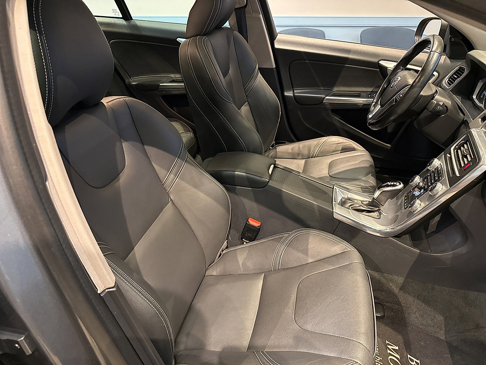 Used 2018 Volvo S60 T5 Dynamic w/ Vision Package image 31