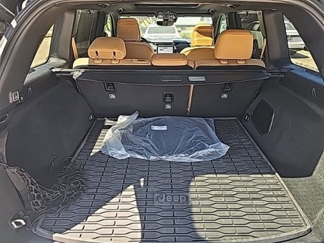 Used 2023 Jeep Grand Cherokee Summit w/ Luxury Tech Group V image 8