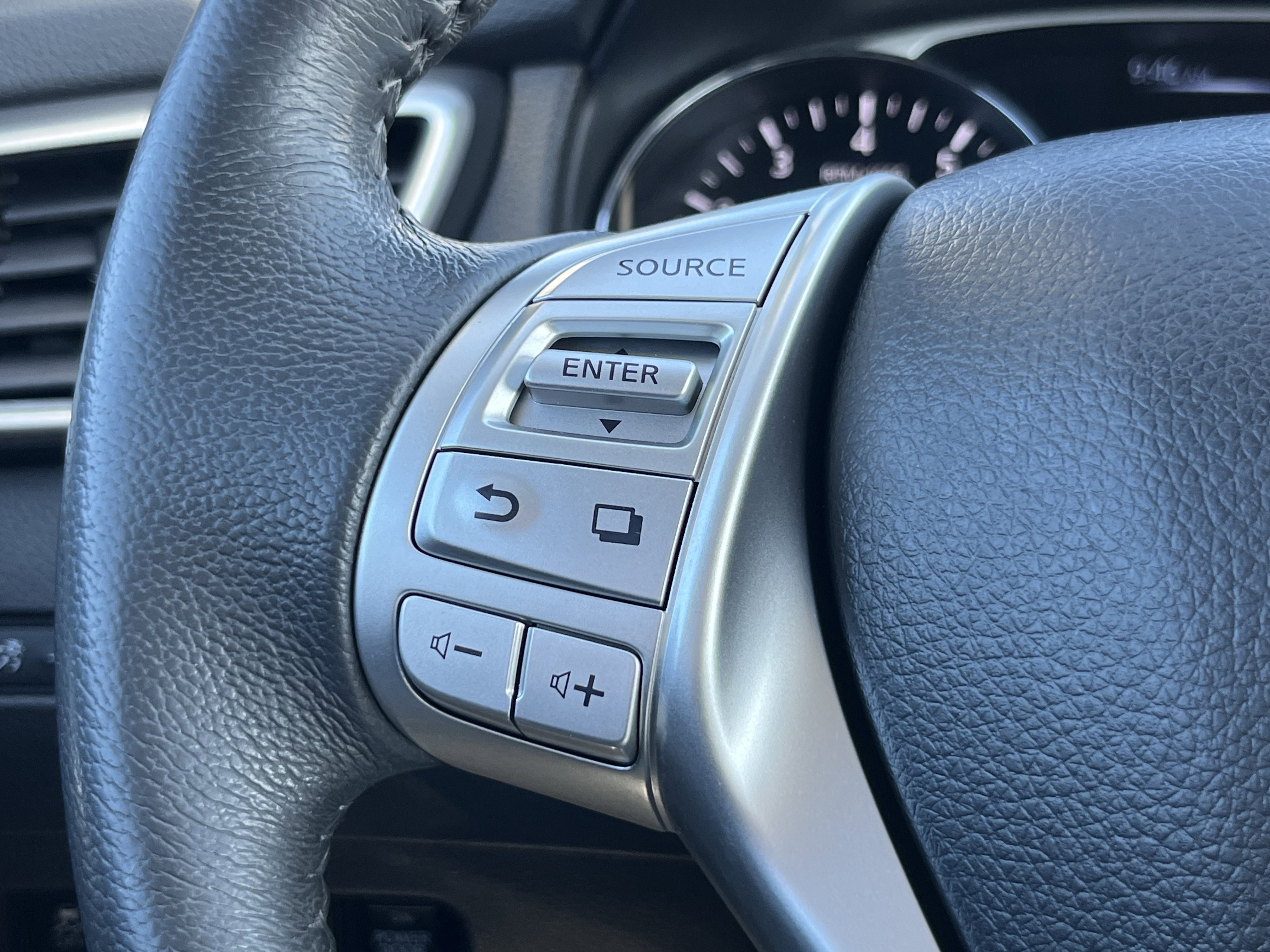 Used 2014 Nissan Rogue SL image 22