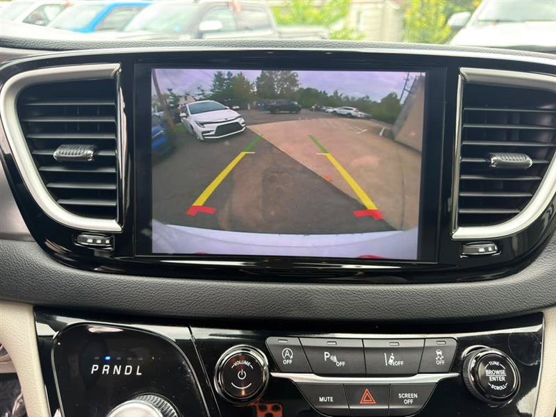Used 2024 Chrysler Pacifica Touring-L FWD image 14