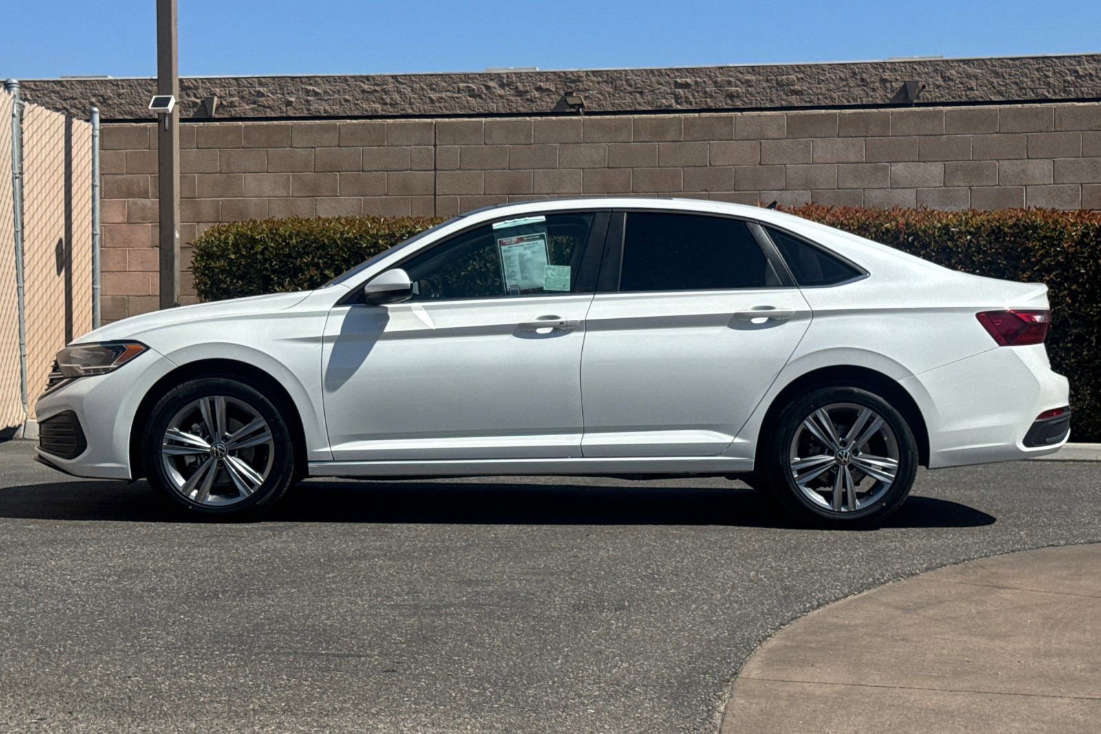 Used 2024 Volkswagen Jetta SE w/ Panoramic Sunroof Package FWD image 7
