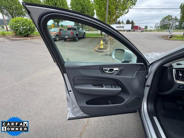 Used 2022 Volvo XC60 B5 Momentum AWD/4WD image 14