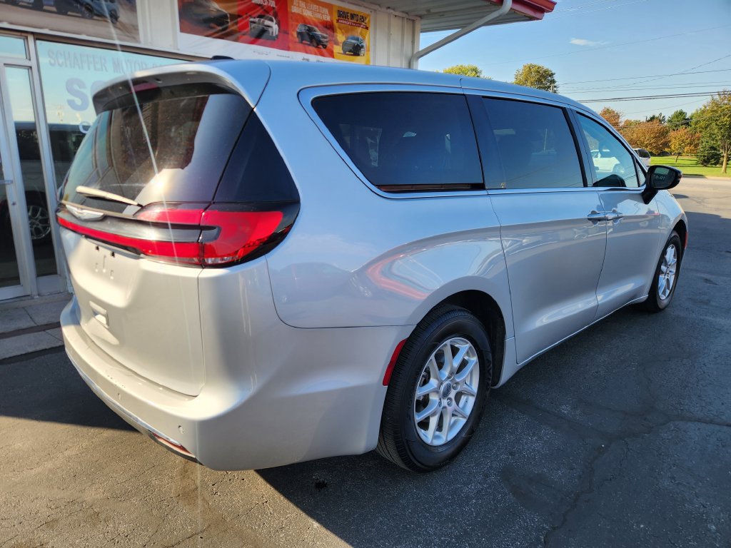 Used 2024 Chrysler Pacifica Touring-L FWD image 3